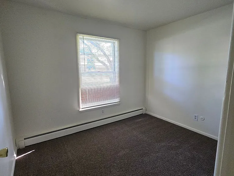 Mulford Park Apartments — Photo 38