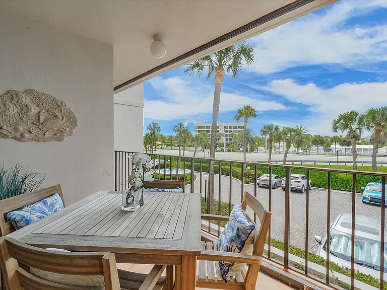 225 Beach Rd #205 — Photo 30