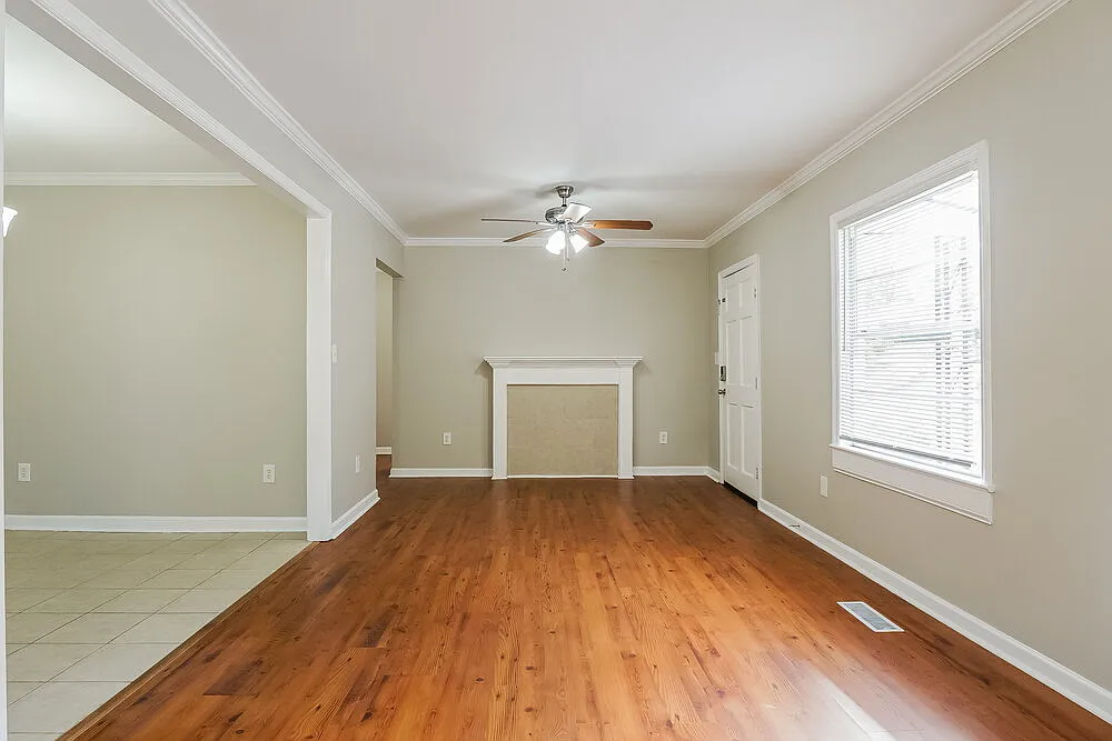 3 bed, 2.0 bath, 1067 sqft, $2,020 — Photo 3