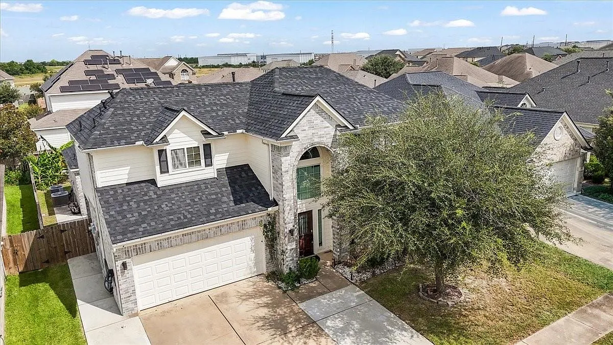 4 bed, 2.5 bath, 3073 sqft, $2,800 — Photo 1