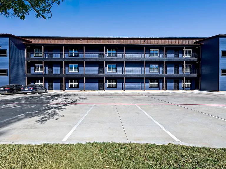 2290 W Tarleton St — Photo 6