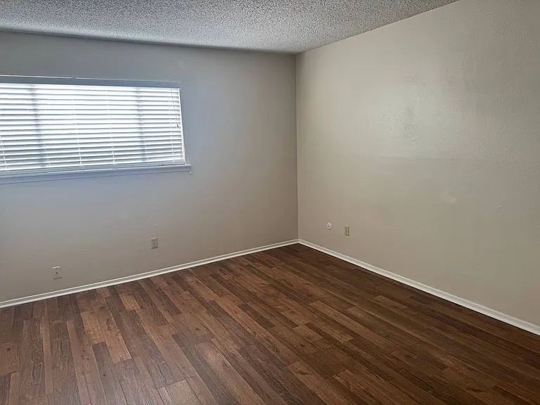 7092 N Holiday Dr — Photo 11