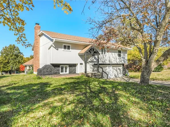 104 Crestview Dr, Paola, KS 66071