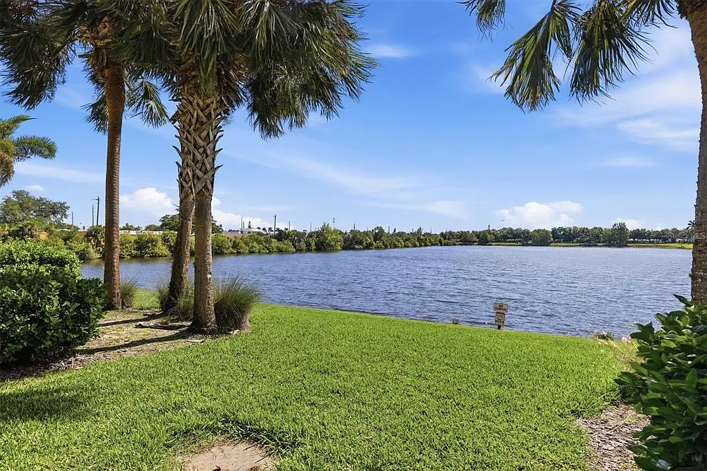 3 bed, 2.5 bath, 1200 sqft, $1,800 — Photo 3