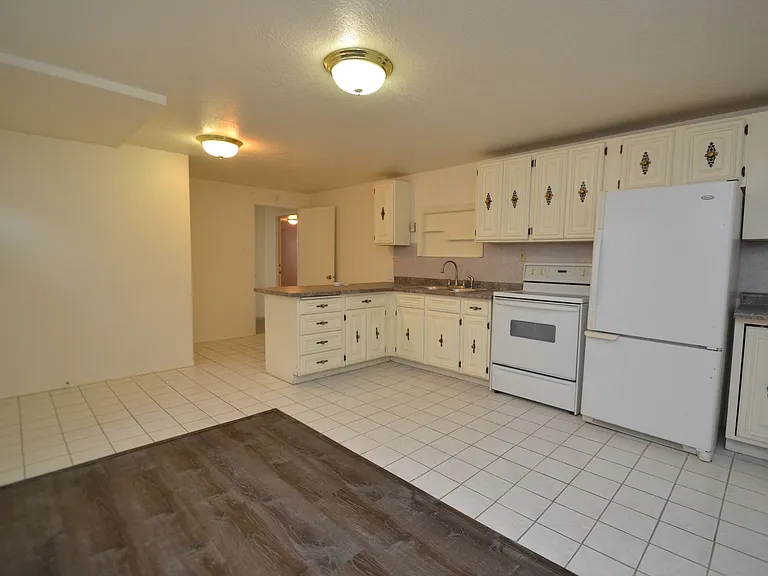 631 E 5900 S — Photo 24