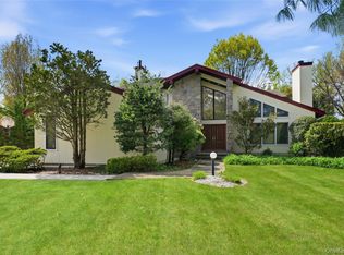 18 Aldgate Drive W, Manhasset, NY 11030