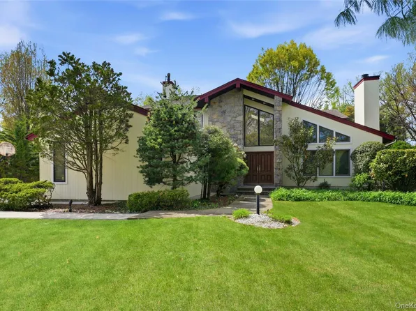 18 Aldgate Drive W, Manhasset, NY 11030