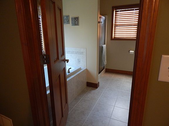 5th image of 433 Woodstock Ct