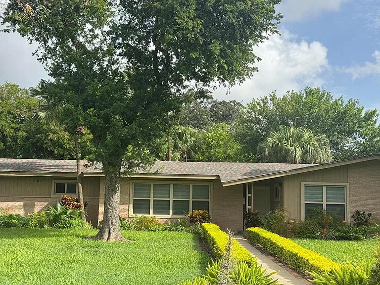 155 Robins Ln — Photo 2