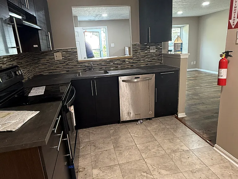 2405 Greenwood Dr — Photo 3