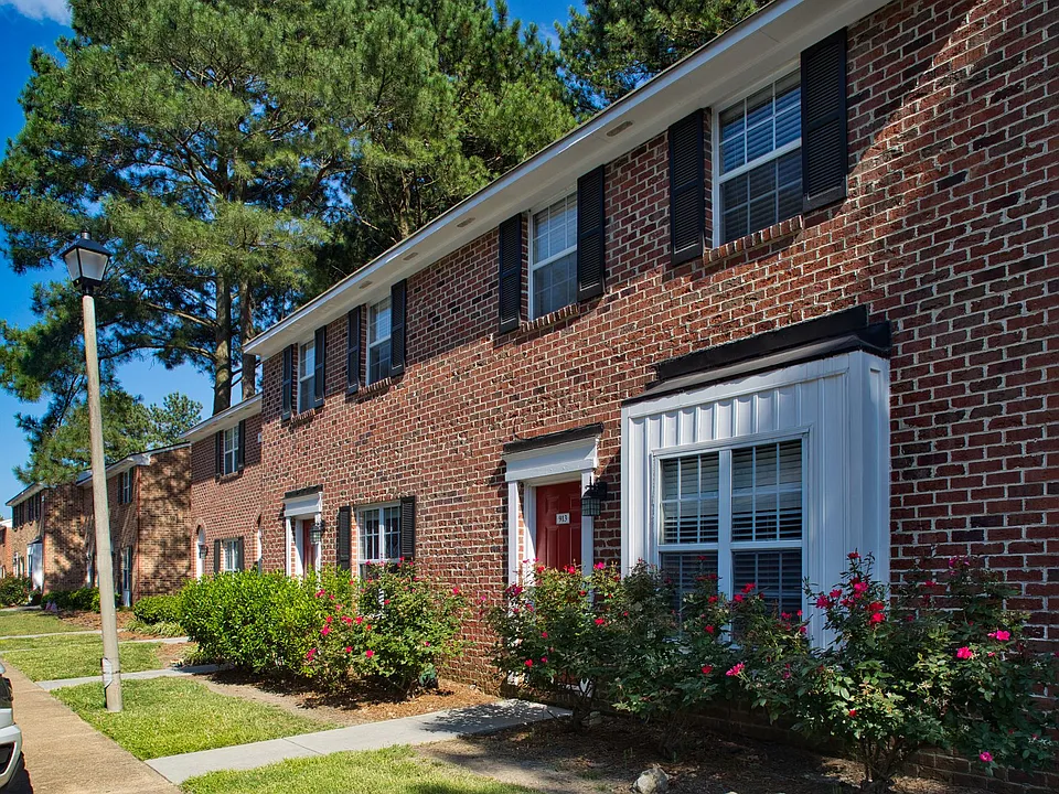 Thousand Oaks Apartments & Townhomes
