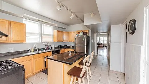 4 bed, 2.0 bath, 2300 sqft, $4,150 — Photo 3