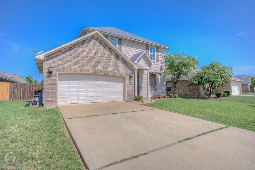 506 Linnhurst Dr — Photo 2