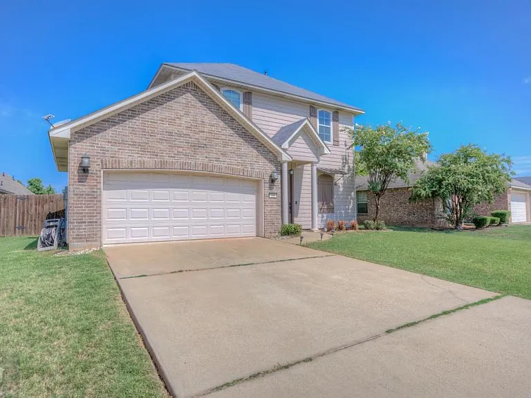 506 Linnhurst Dr — Photo 2