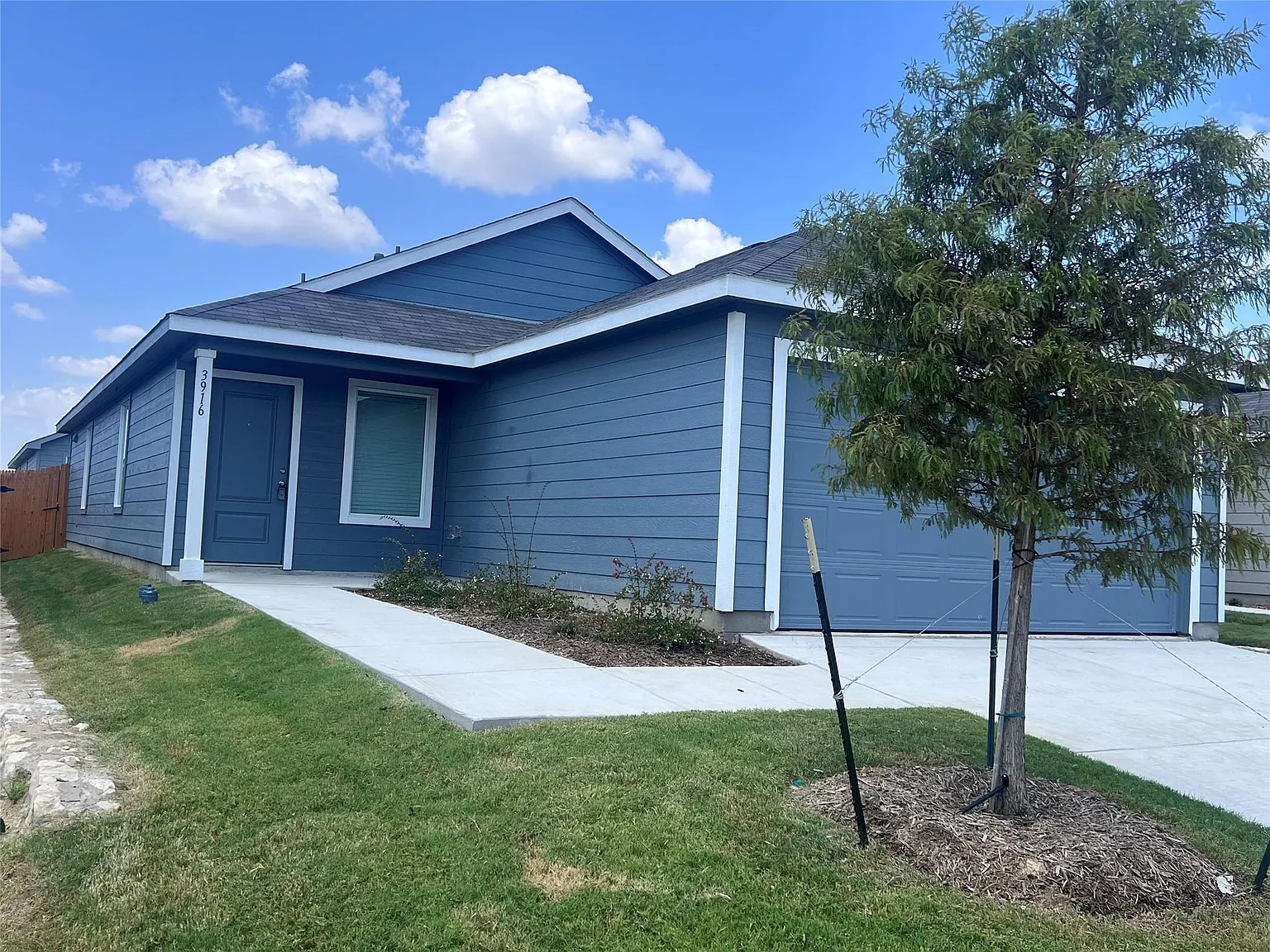 3 bed, 1411 sqft, $1,695 — Photo 2