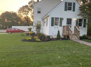 216 Berkshire Dr, Farmingville, NY 11738
