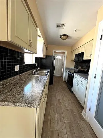 3 bed, 2.0 bath, 1440 sqft, $1,700 — Photo 3