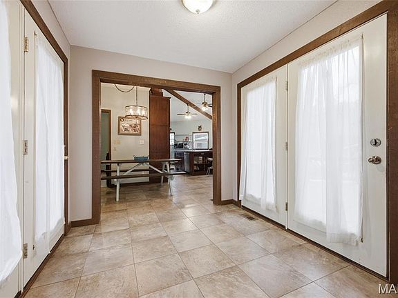 4th image of 284 White Rd