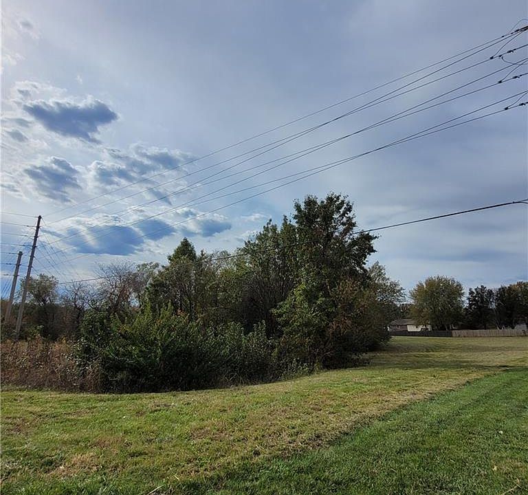 2nd image of 700 SW Southgate Dr
