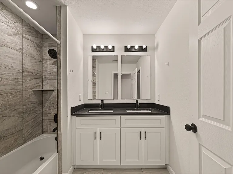 4302 Hirsch Rd #B — Photo 17
