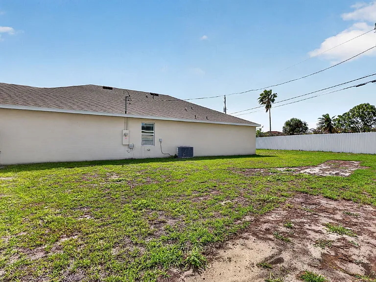 393 SW Tarra Ave — Photo 41