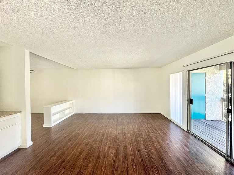 Daisy Apartments — Photo 30