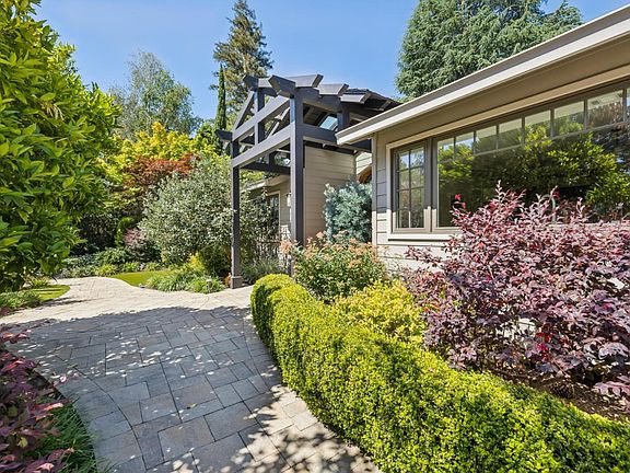 3rd image of 546 Cecelia Ct