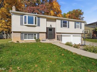 420 Edgewood Dr, Perrysburg, OH 43551