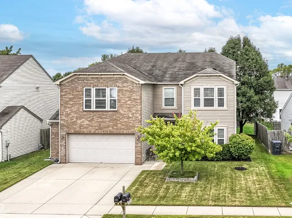 8221 S Evening Dr, Pendleton, IN 46064