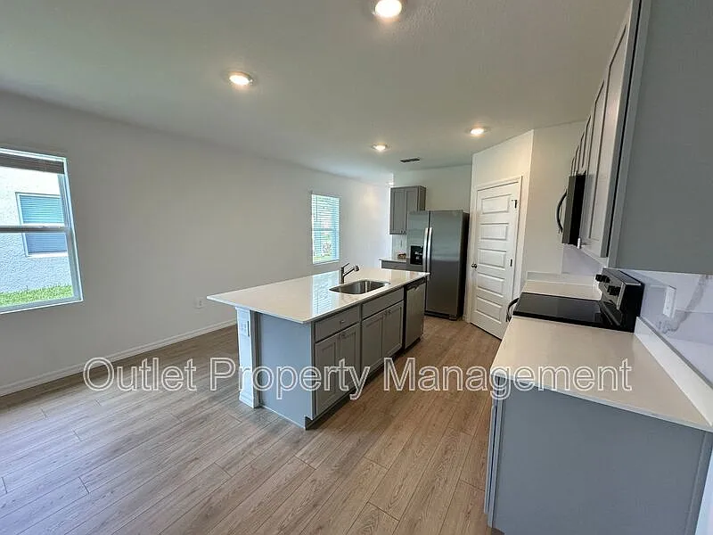 4 bed, 2.0 bath, $2,500 — Photo 3