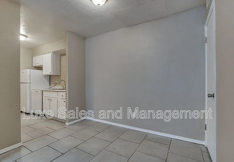 6026 Nw Expy #C — Photo 11