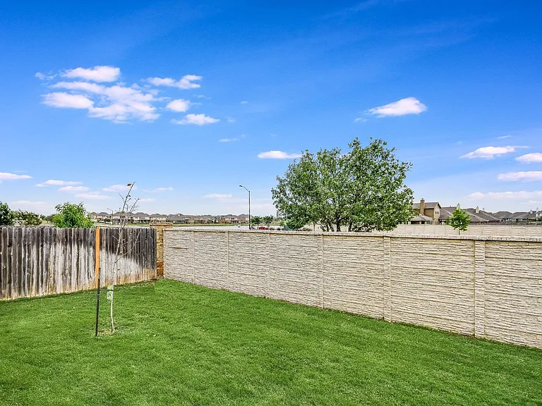 3925 Octavia Dr — Photo 24