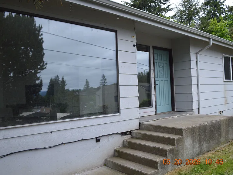 215 SW 3rd St — Photo 2