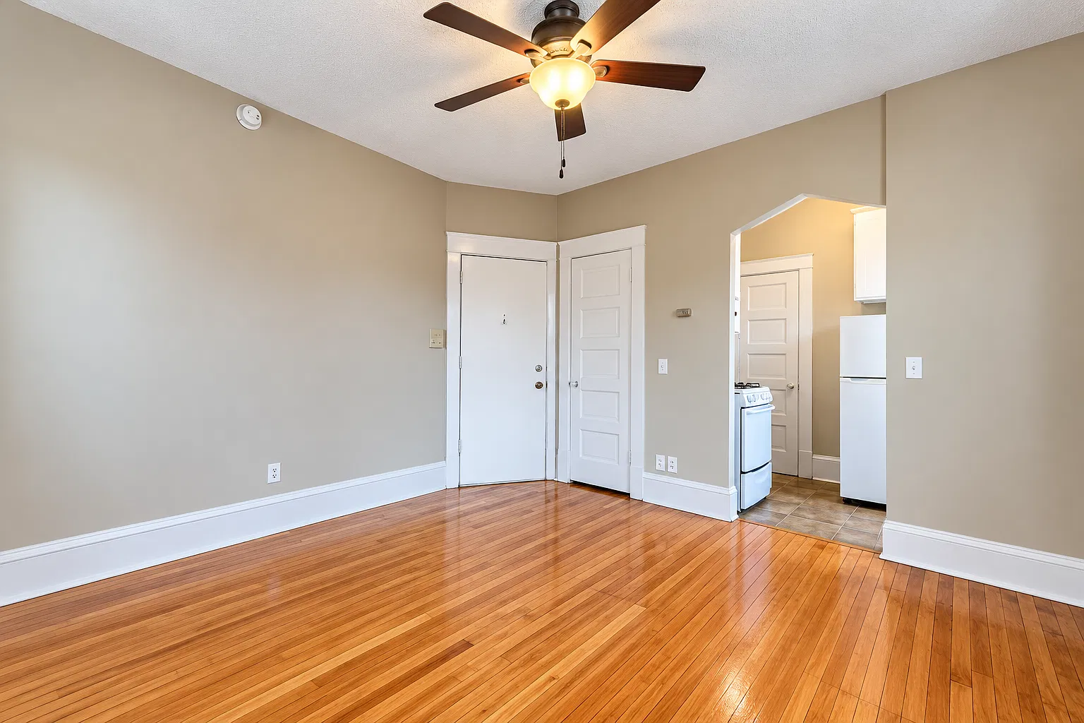 Studio, $839 — Photo 1
