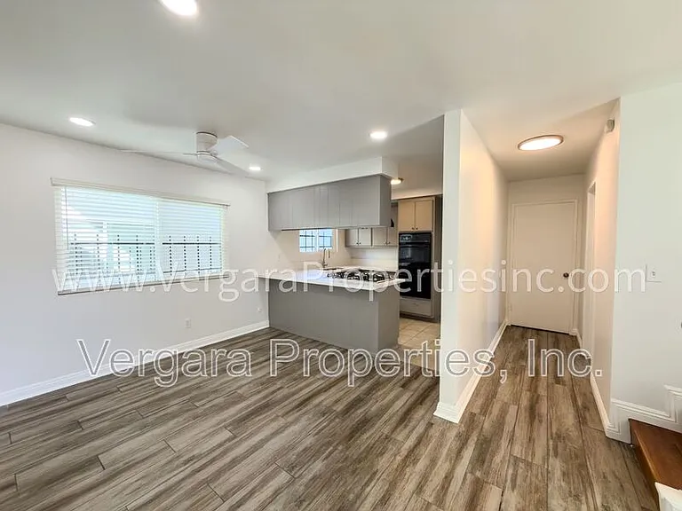 18012 Manhattan Pl — Photo 8
