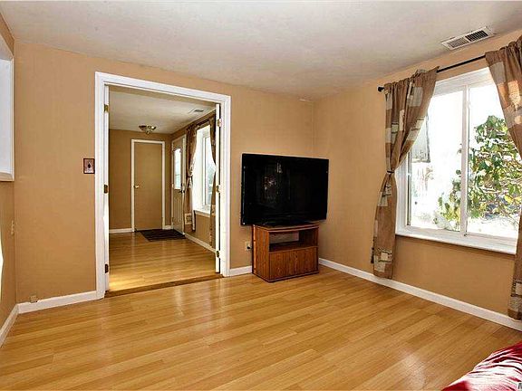 3rd image of 480 Daryl Dr #480