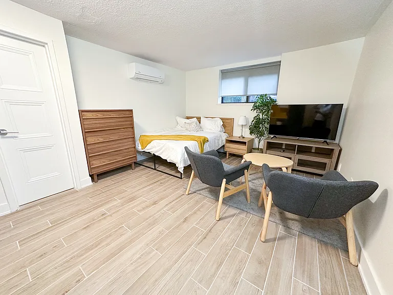 160 Dowling Ave #STUDIO — Photo 2