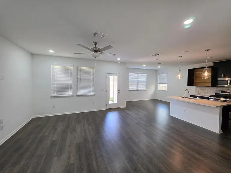 2913 Tavern Dr — Photo 4