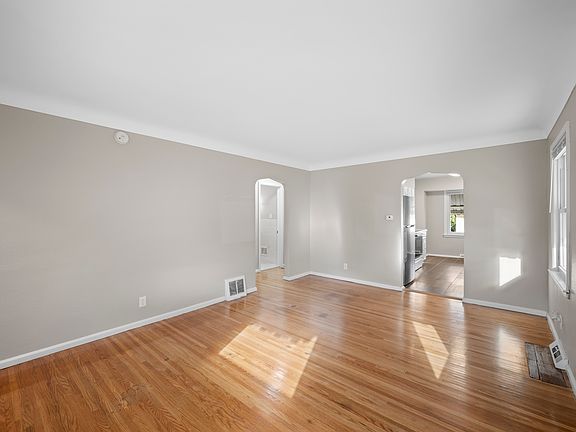 3rd image of 289 Mont Royal Dr
