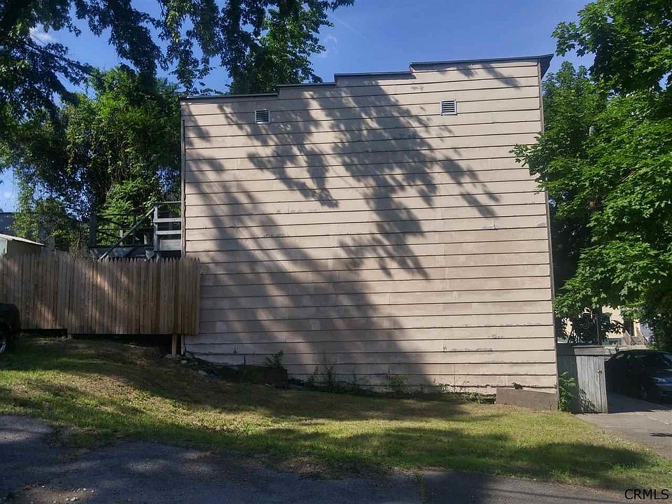 2nd image of 468 N Pearl St