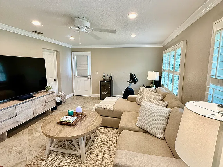 4181 Saxon Dr — Photo 15