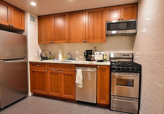 4th image of 117 E 11th St APT 1C