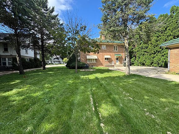5th image of 810 Locust St