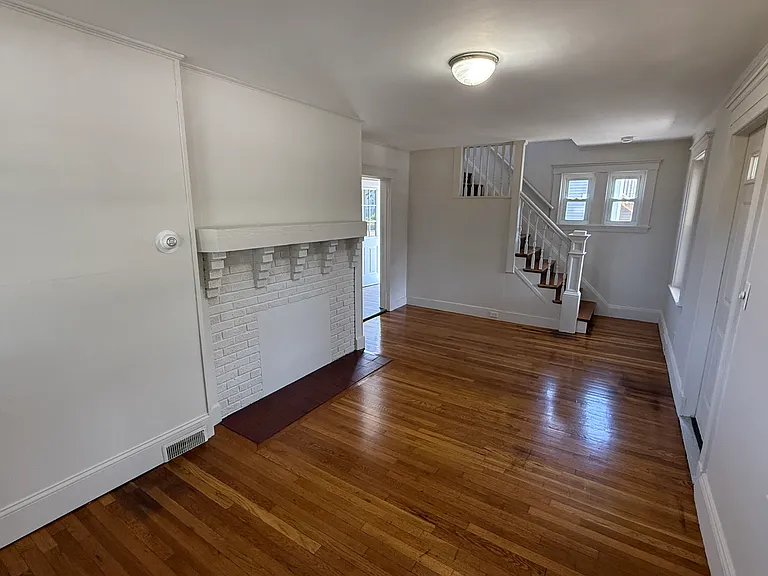 969 N Main St — Photo 2