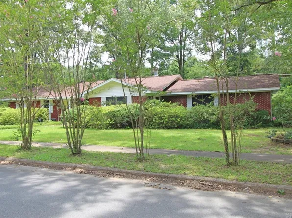 3605 E Lake Dr, Pine Bluff, AR 71603