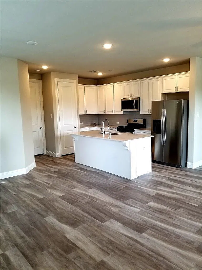 4 bed, 3.5 bath, 2394 sqft, $3,250 — Photo 3
