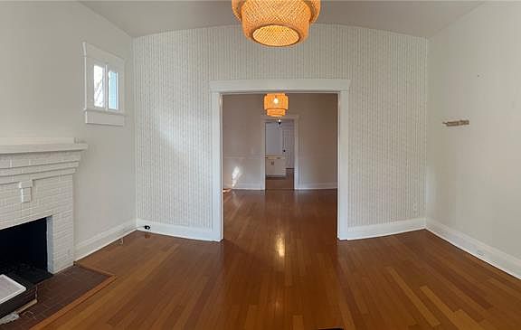 5th image of 944 E Shadowlawn Ave