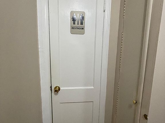 5th image of 2325 Throop Ave #1