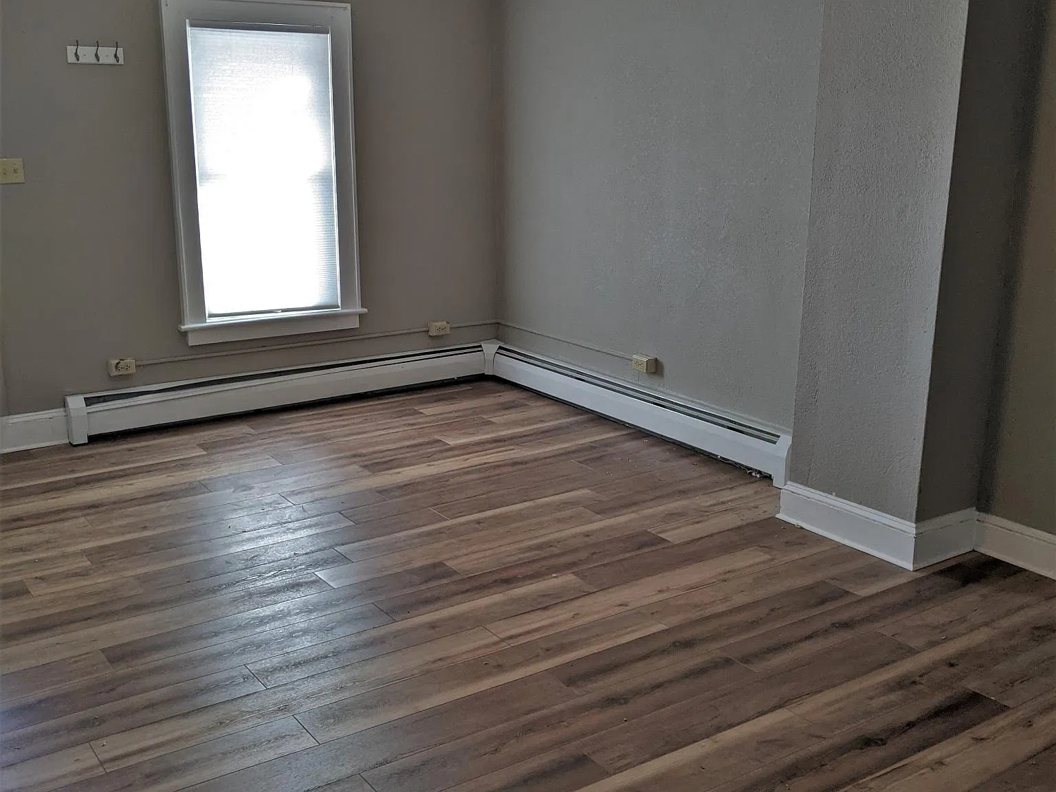3 bed, 1.5 bath, 934 sqft, $1,050 — Photo 3