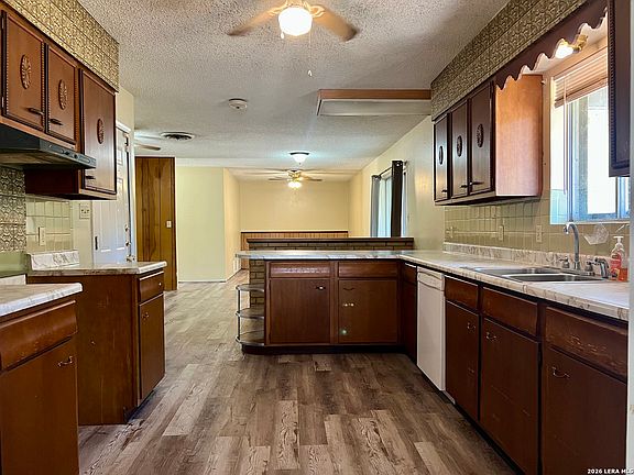 4th image of 215 Lantana Ln